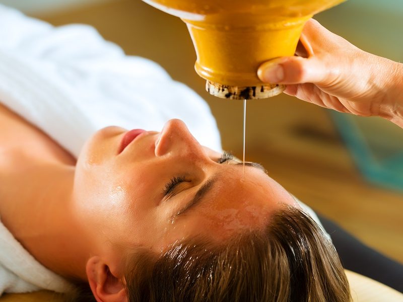 Frau genießt eine Ayurveda Ölmassage